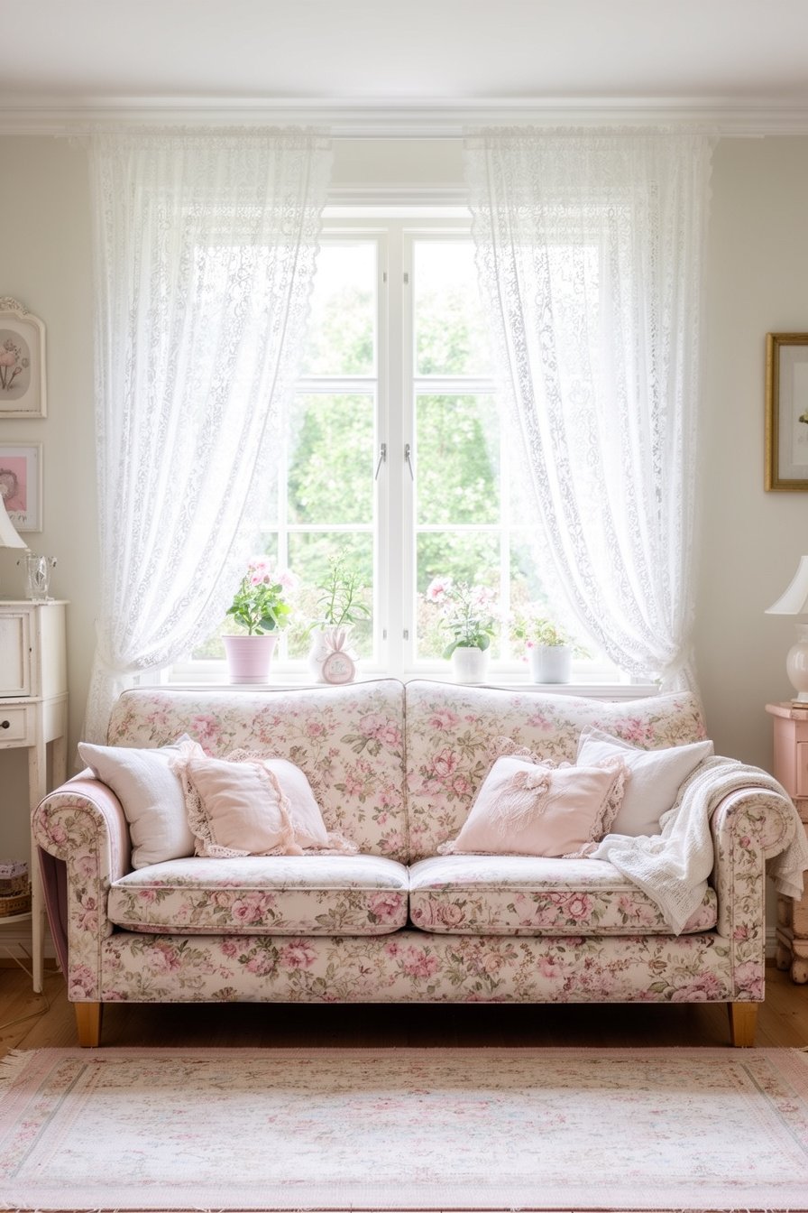 Feminines Landhaus Wohnzimmer mit geblümtem Sofa und Pastellfarben