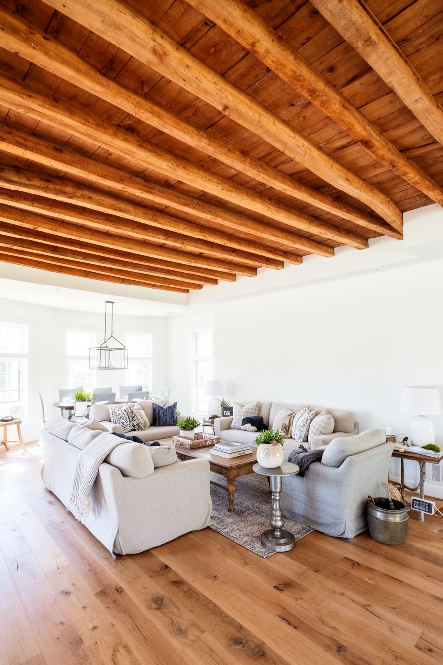 Modernes Landhaus Wohnzimmer mit Holzbalken und großzügigem Schnitt