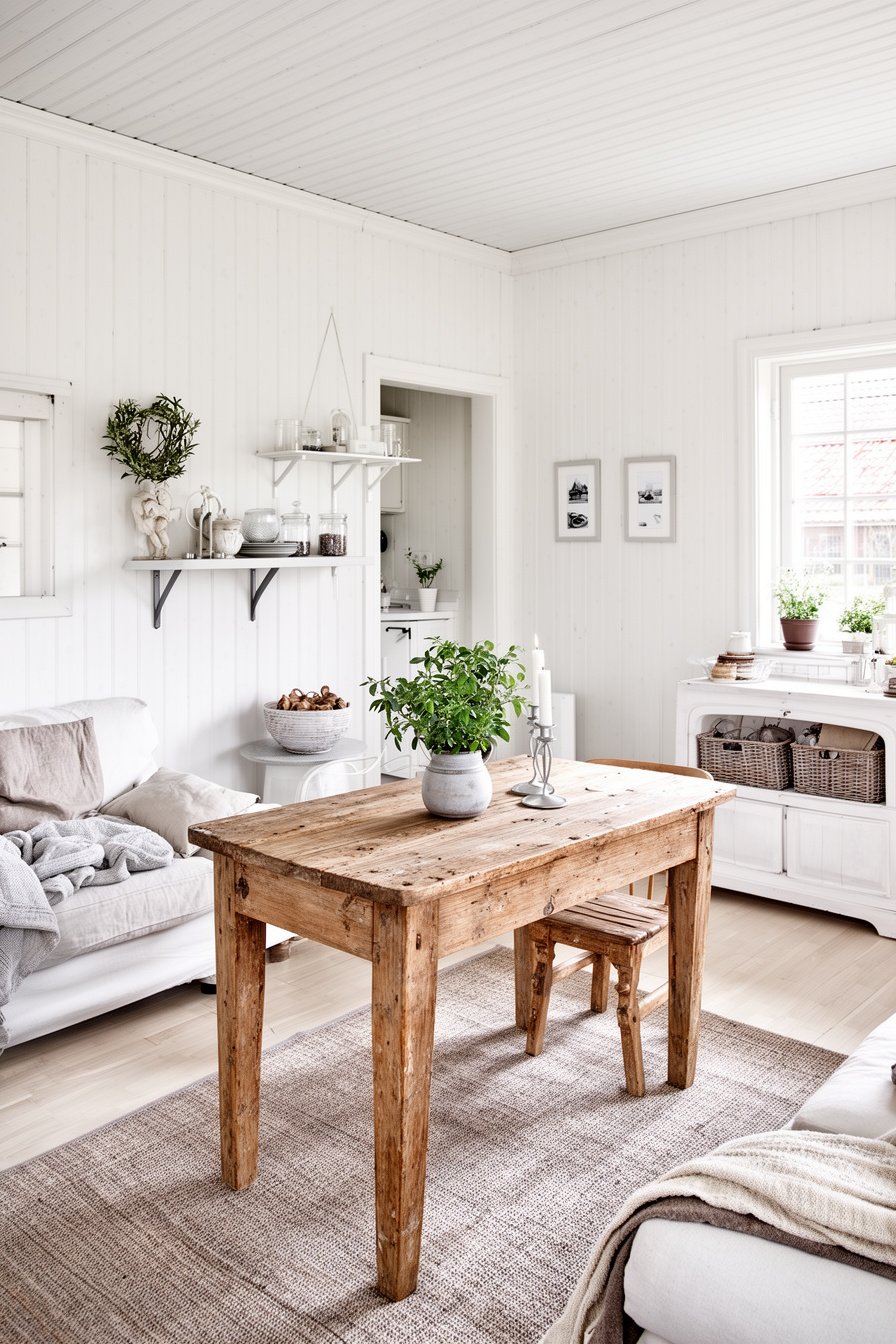 Wohnzimmer mit weißen Holzwänden im Landhausstil