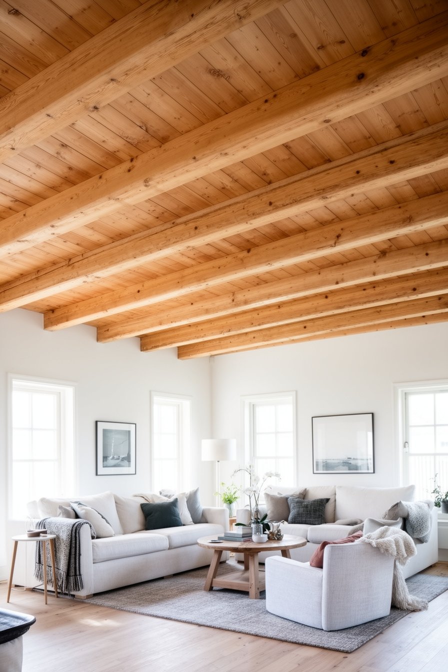 Wohnzimmerdecke mit Holzbalken im Skandi Landhaus Stil