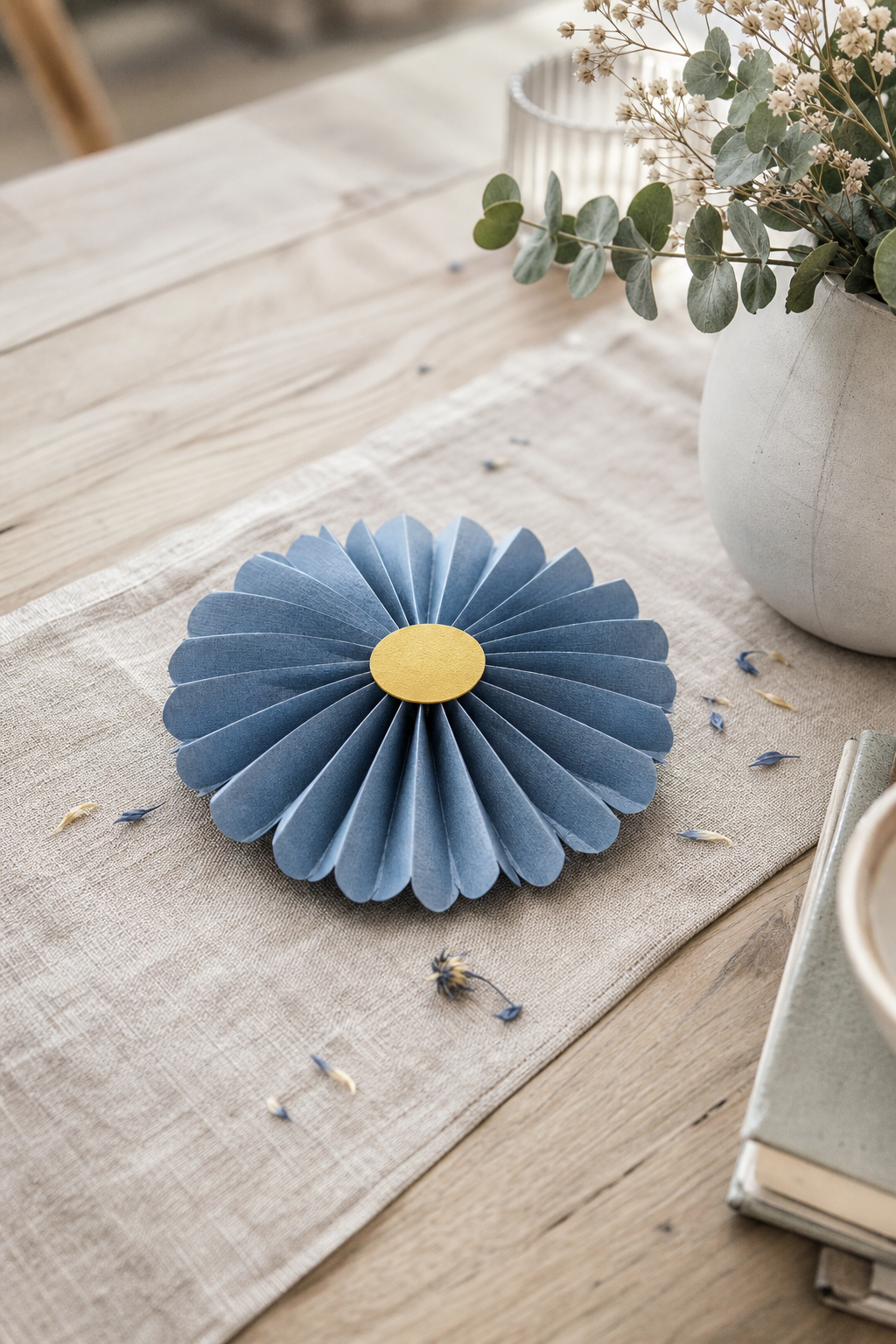blaue papierrosette mit gelbem mittelpunkt