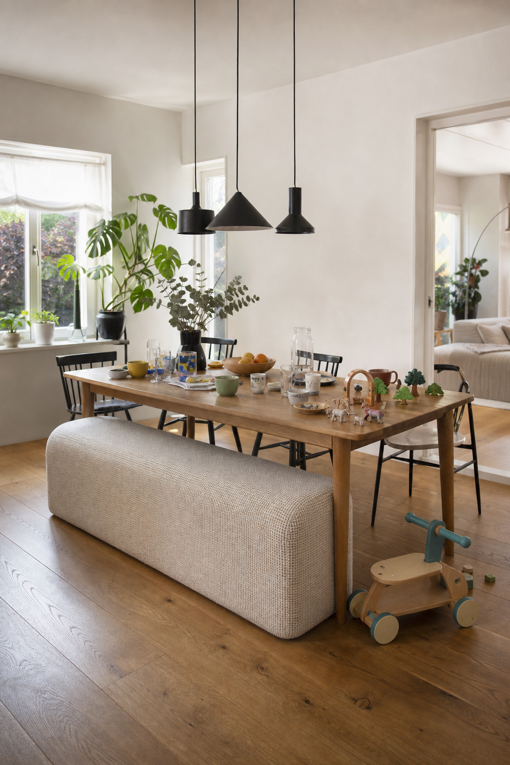 Familien-esszimmer mit gepolsterter Sitzbank