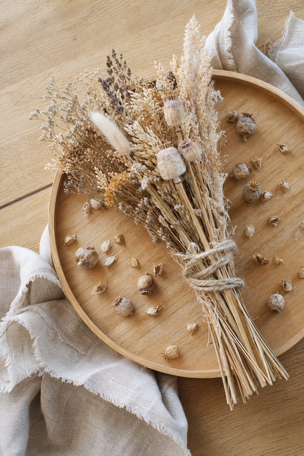 getrocknete blumen auf holztablett nahaufnahme