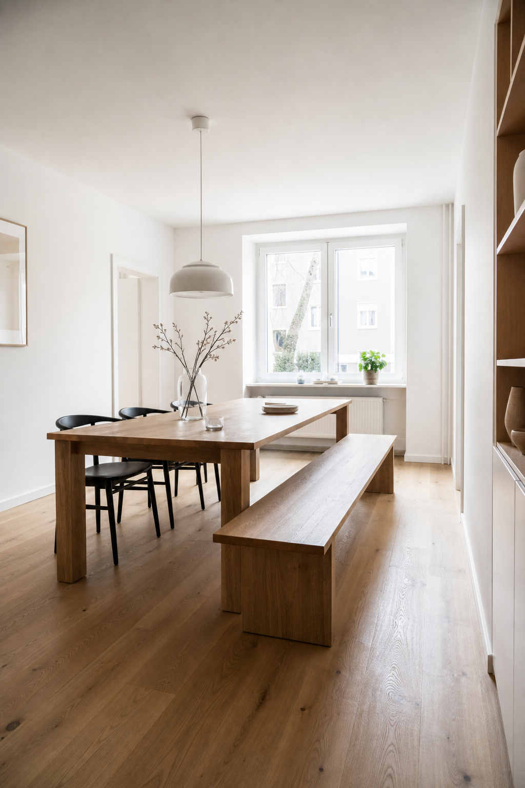 Minimalistisches Esszimmer mit lehnloser Bank