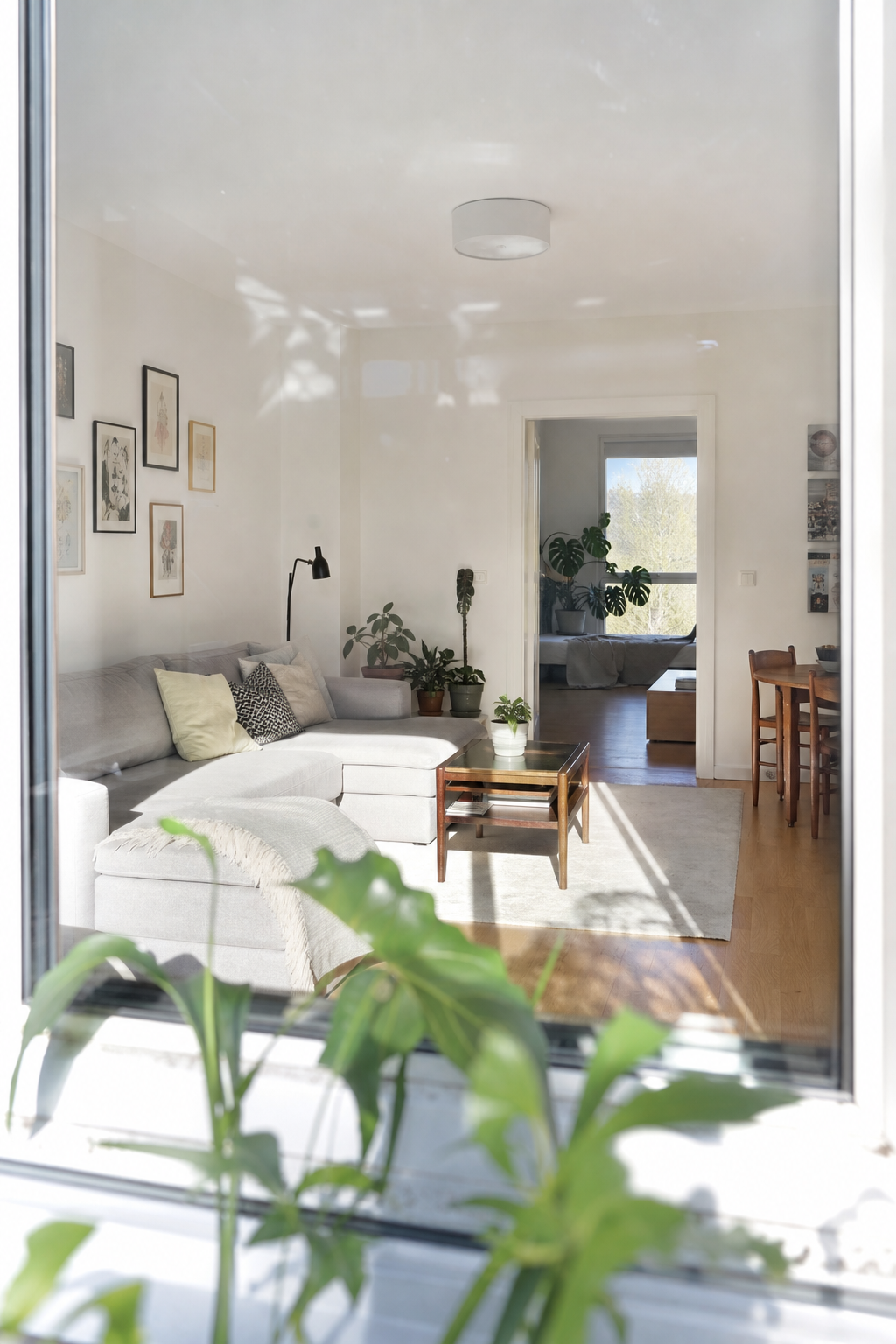 Helles modernes kleines Wohnzimmer