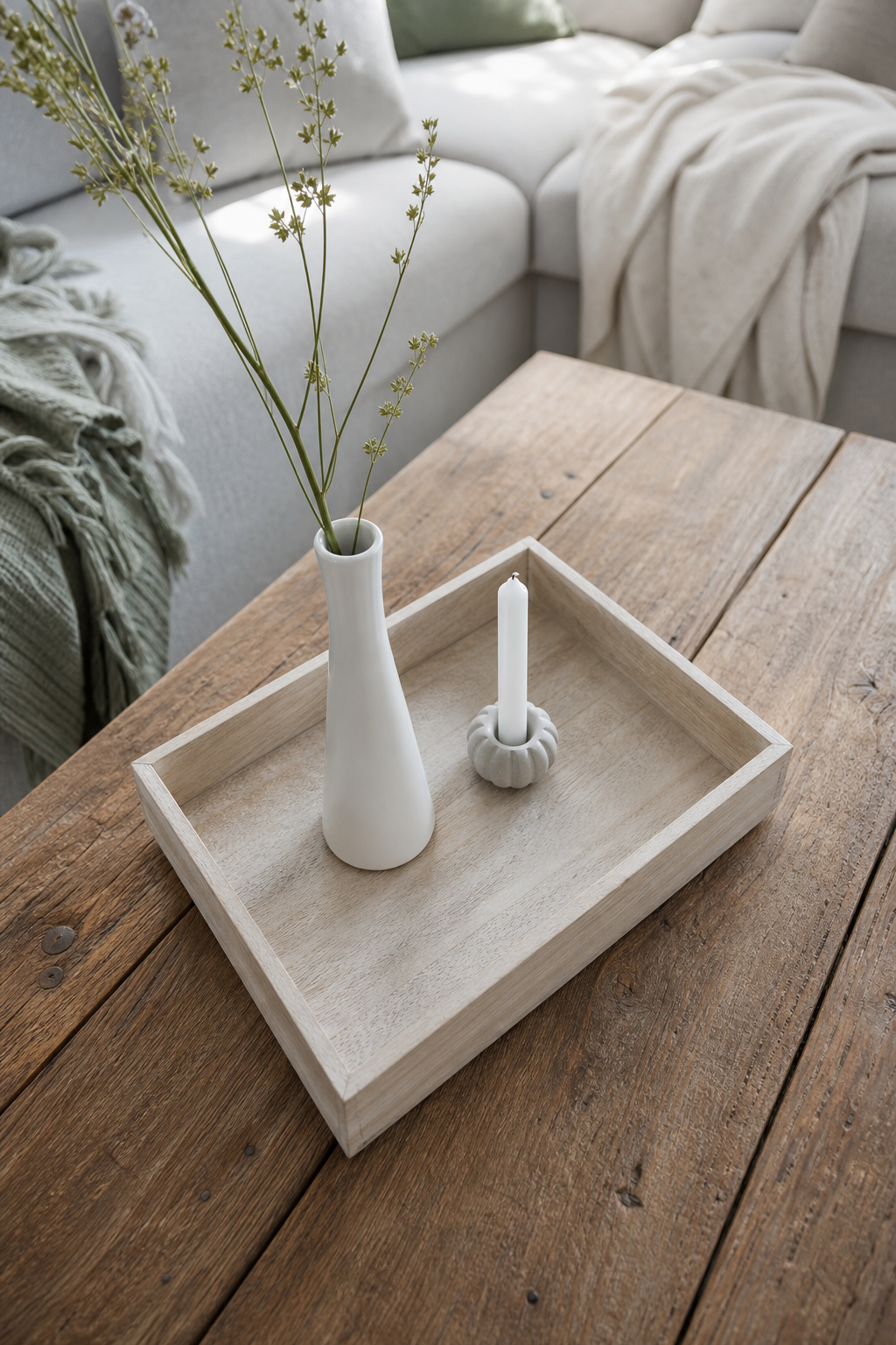 Helles Holztablett mit Vase und Kerze
