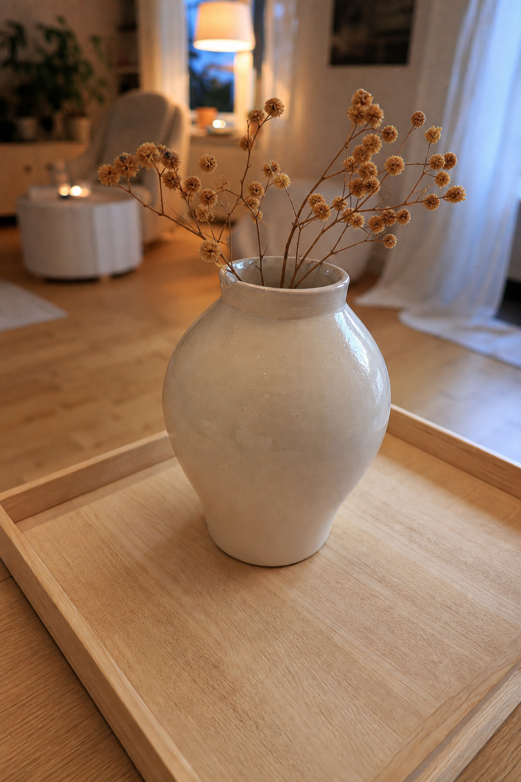 Weiße Vase auf hellem Tablett
